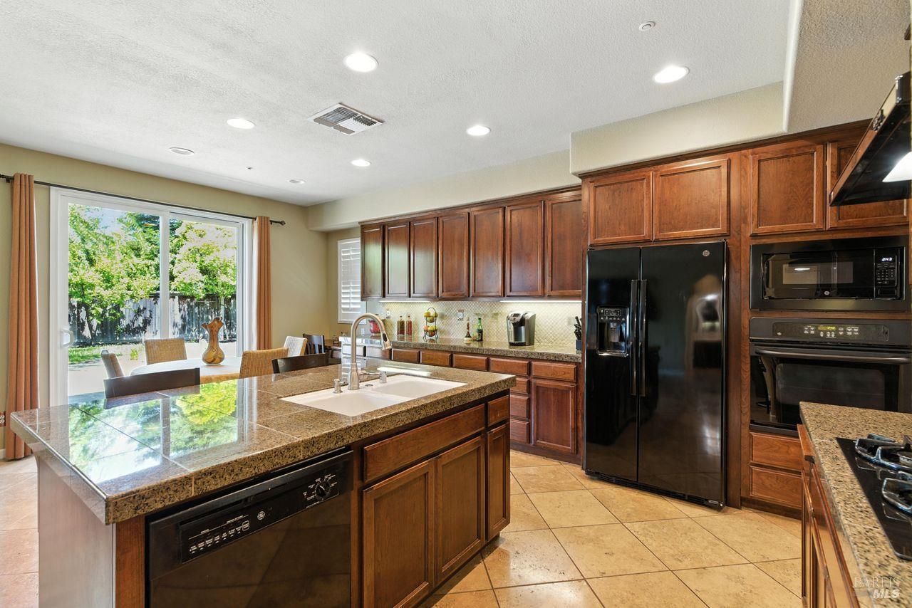 Detail Gallery Image 6 of 26 For 2320 Sanctuary Dr, Fairfield,  CA 94534 - 5 Beds | 4 Baths