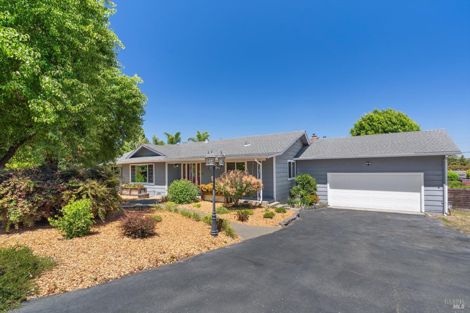 Detail Gallery Image 2 of 38 For 247 Greenwood Ter, Sebastopol,  CA 95472 - 3 Beds | 2 Baths