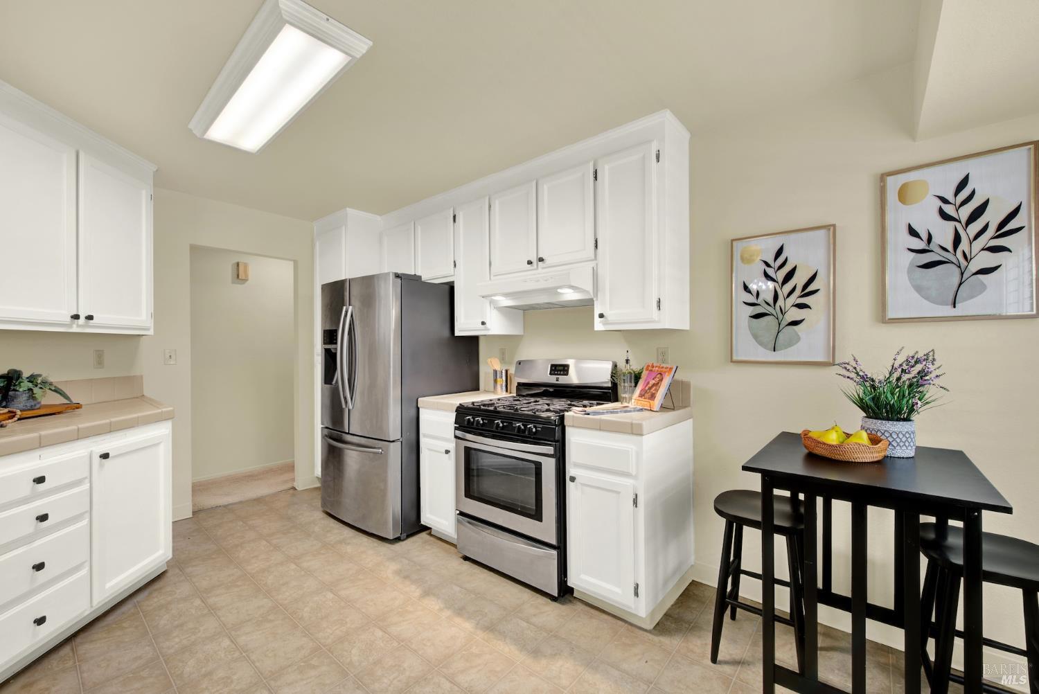 Detail Gallery Image 10 of 31 For 208 Waterford Dr, Vacaville,  CA 95688 - 3 Beds | 2 Baths