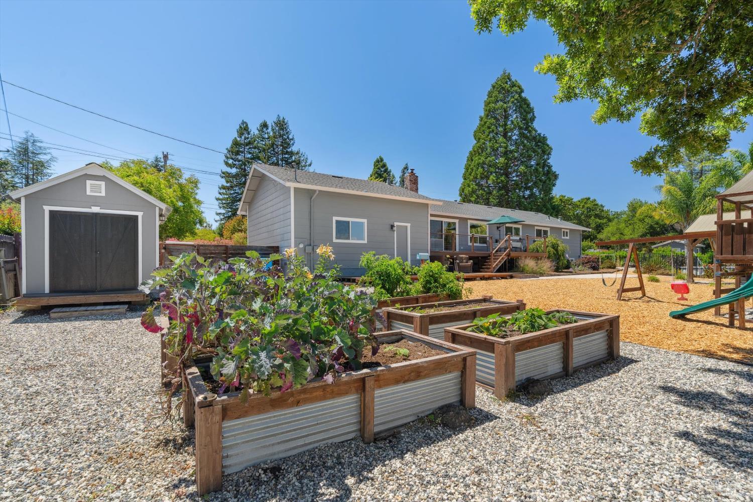 Detail Gallery Image 25 of 38 For 247 Greenwood Ter, Sebastopol,  CA 95472 - 3 Beds | 2 Baths
