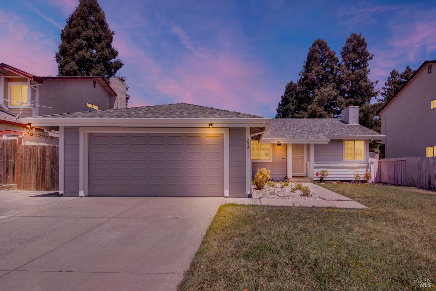 Detail Gallery Image 1 of 31 For 208 Waterford Dr, Vacaville,  CA 95688 - 3 Beds | 2 Baths