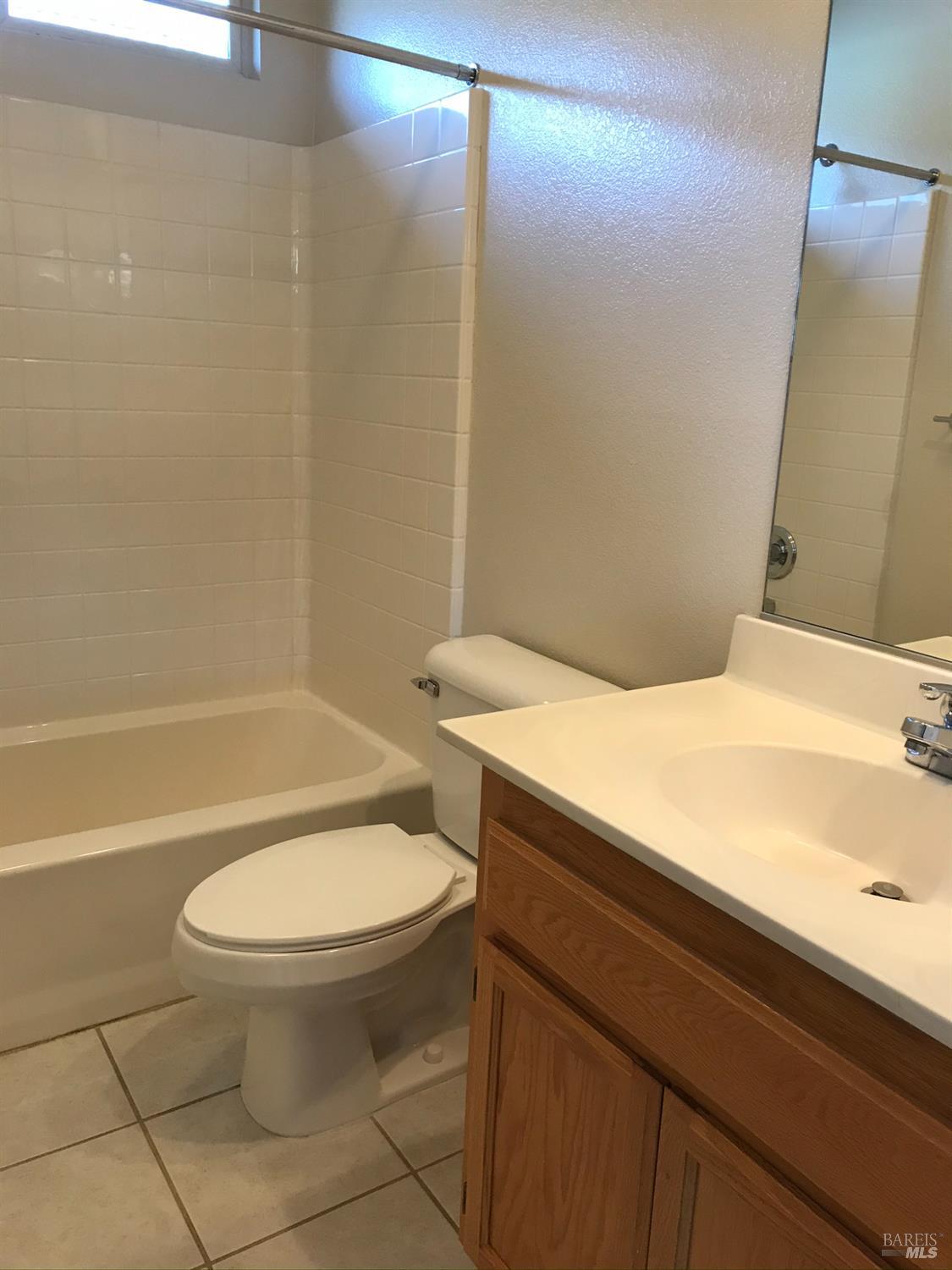 Detail Gallery Image 11 of 30 For 7224 16th Hole Dr, Windsor,  CA 95492 - 3 Beds | 2/1 Baths