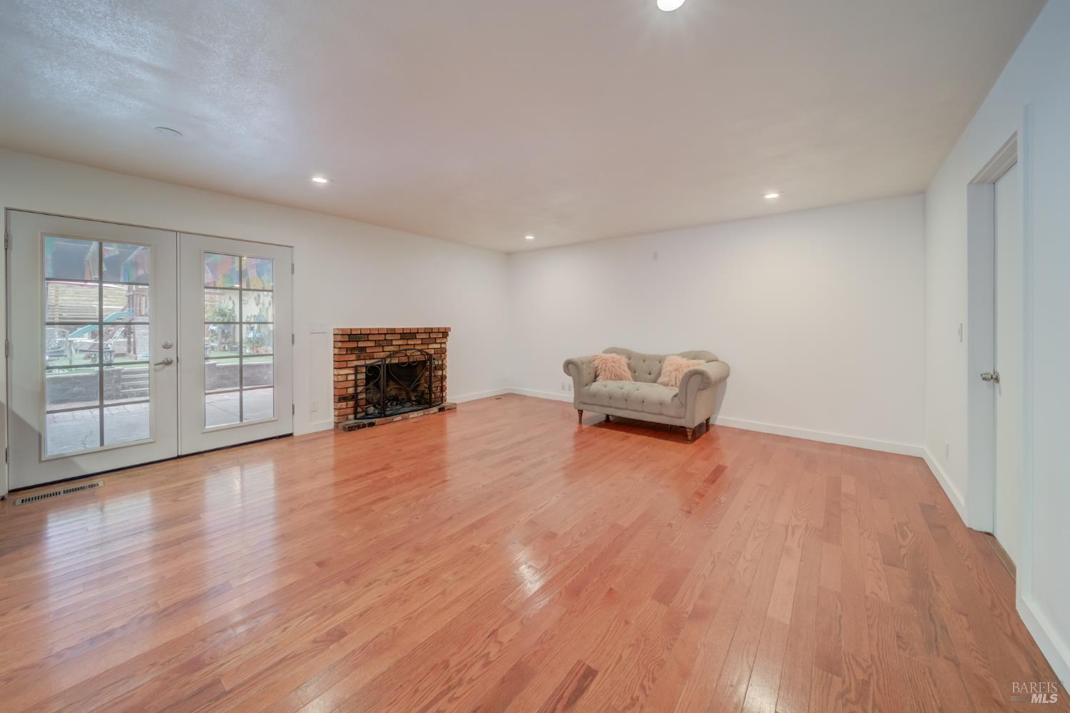 Detail Gallery Image 6 of 46 For 128 Newcastle Dr Dr, Vallejo,  CA 94591 - 4 Beds | 2/1 Baths