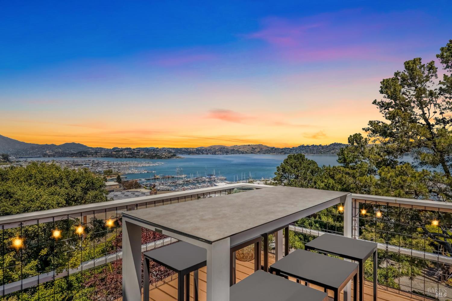 Detail Gallery Image 2 of 39 For 231 Cazneau Ave, Sausalito,  CA 94965 - 4 Beds | 3/1 Baths