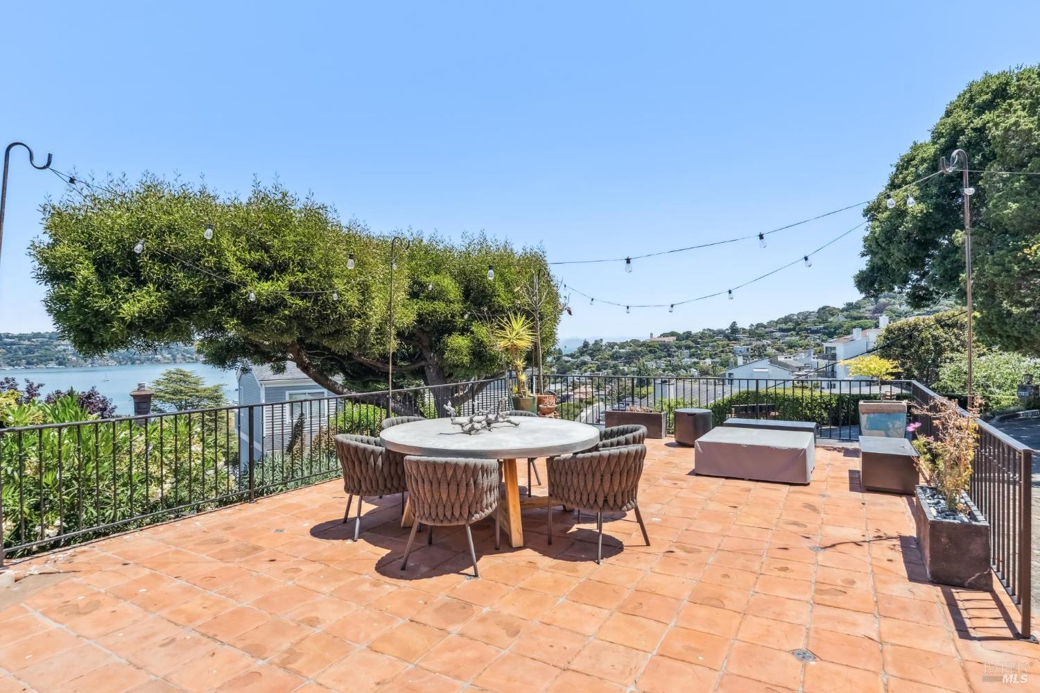 Detail Gallery Image 27 of 39 For 231 Cazneau Ave, Sausalito,  CA 94965 - 4 Beds | 3/1 Baths
