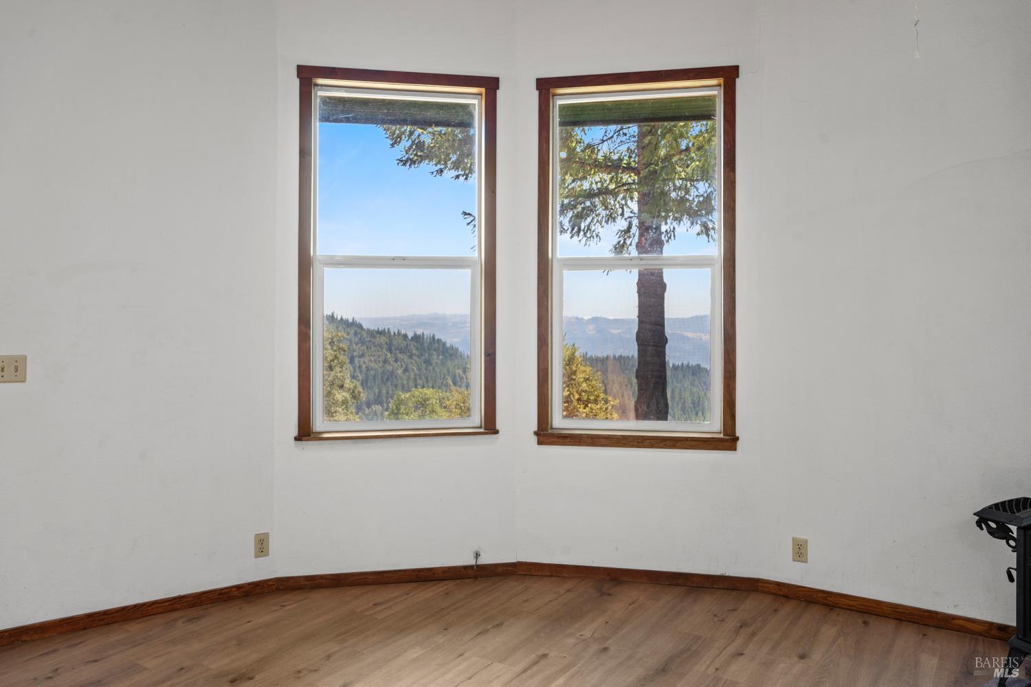 Detail Gallery Image 4 of 22 For 1921 Laytonville Dos Rios Rd, Laytonville,  CA 95454 - 2 Beds | 1 Baths
