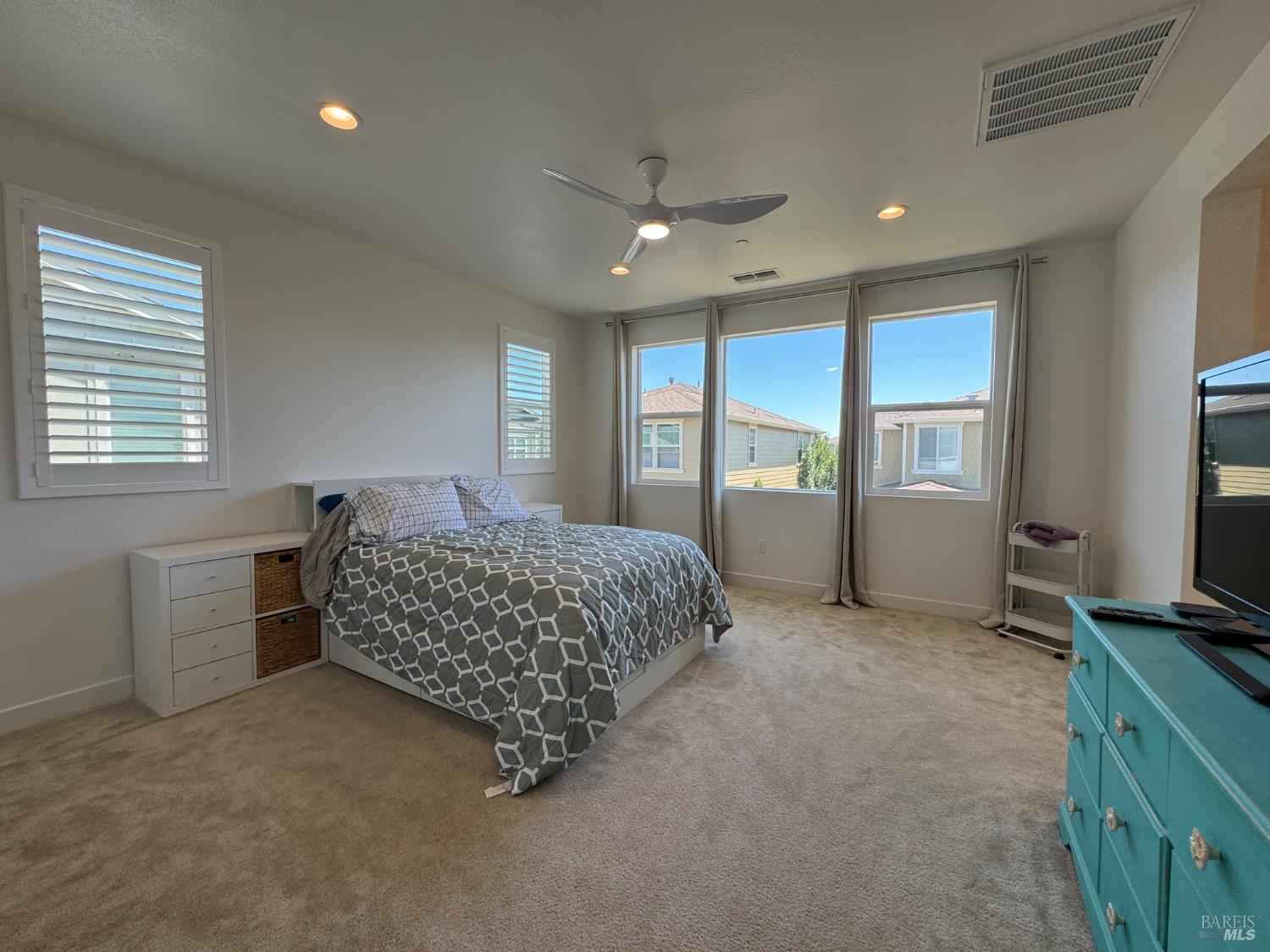 Detail Gallery Image 9 of 23 For 2565 Francisco Ave, Santa Rosa,  CA 95403 - 5 Beds | 4 Baths