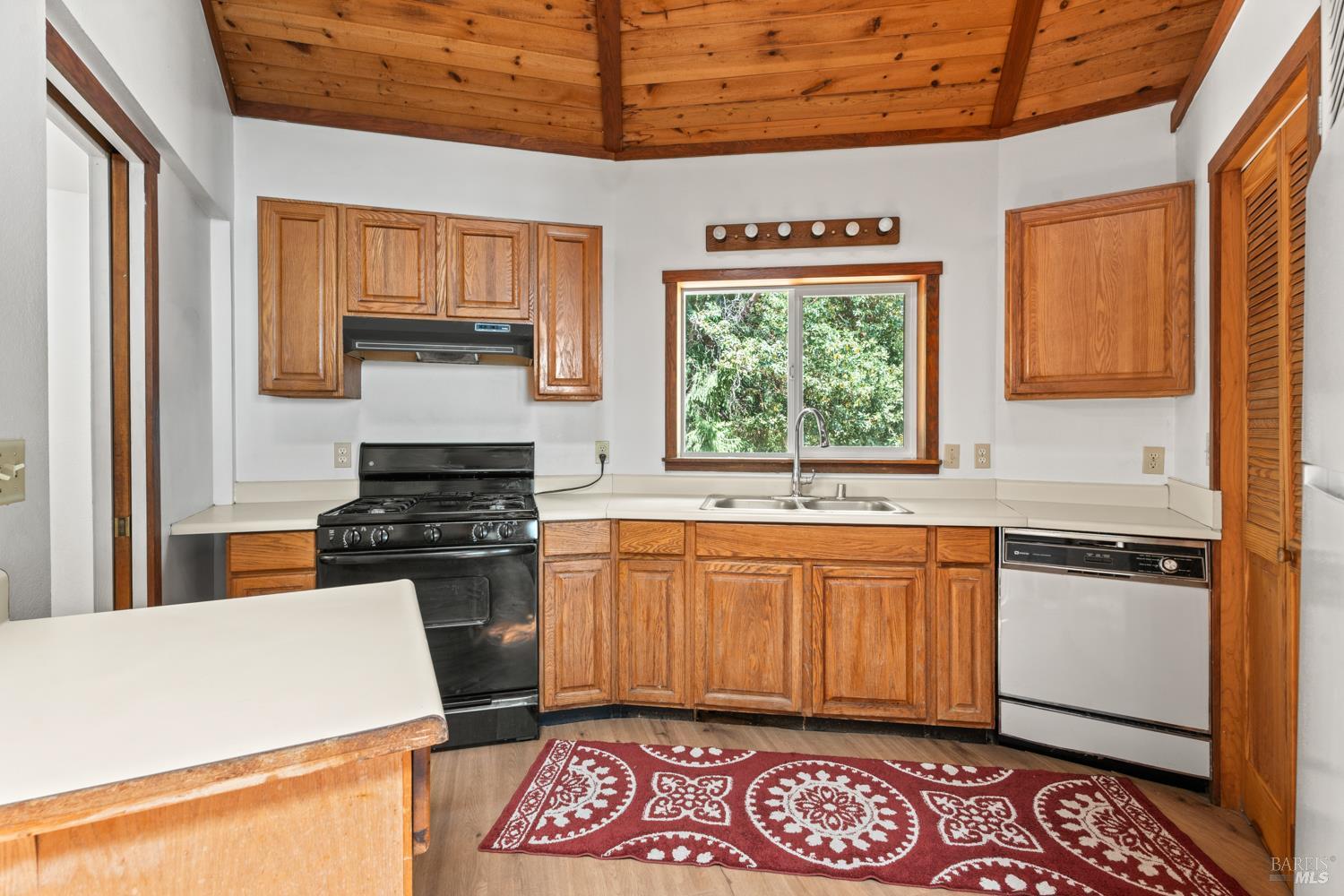 Detail Gallery Image 5 of 22 For 1921 Laytonville Dos Rios Rd, Laytonville,  CA 95454 - 2 Beds | 1 Baths