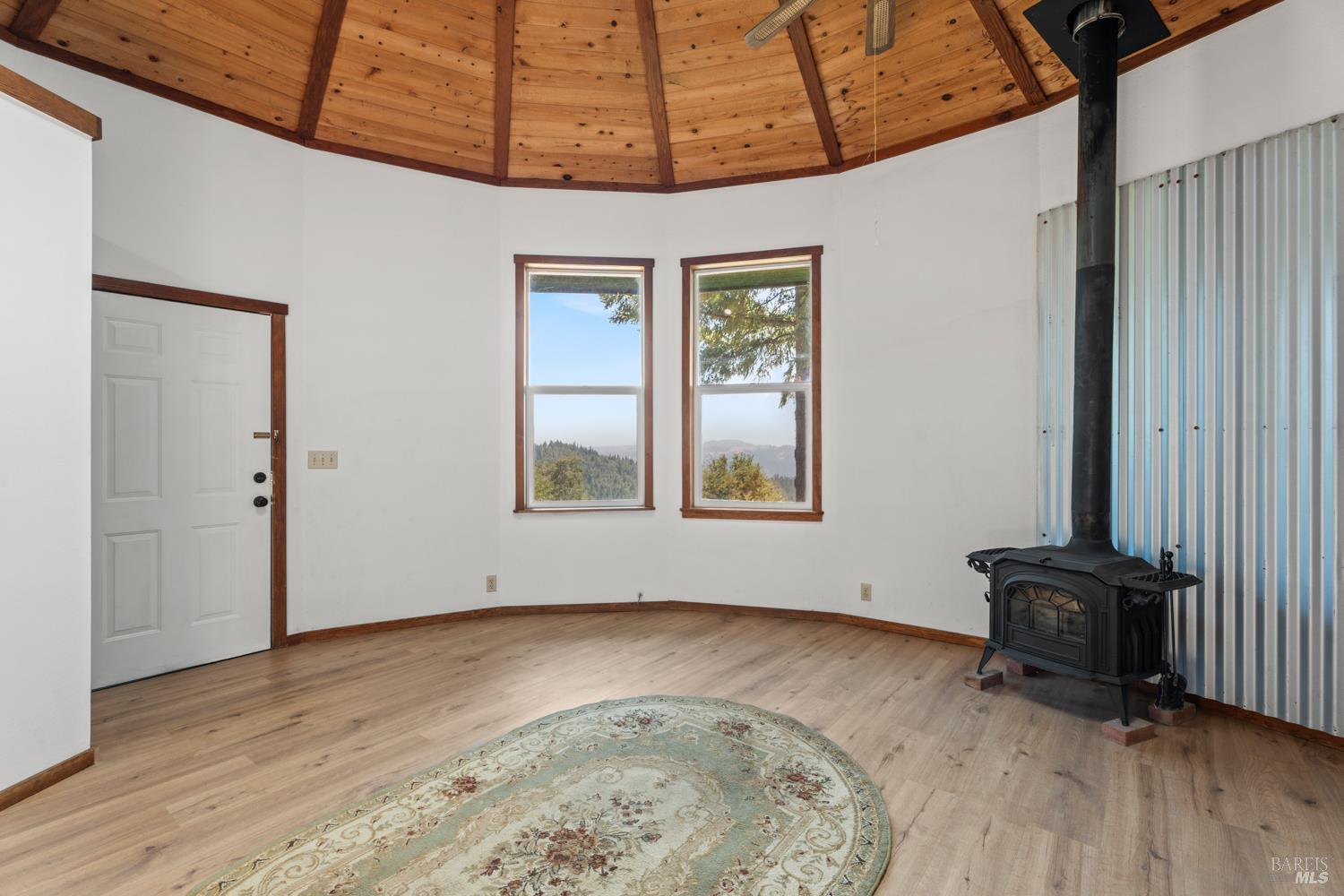 Detail Gallery Image 3 of 22 For 1921 Laytonville Dos Rios Rd, Laytonville,  CA 95454 - 2 Beds | 1 Baths