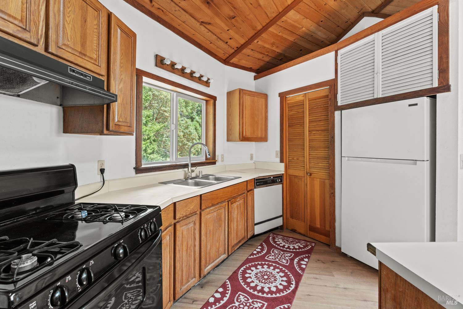 Detail Gallery Image 6 of 22 For 1921 Laytonville Dos Rios Rd, Laytonville,  CA 95454 - 2 Beds | 1 Baths