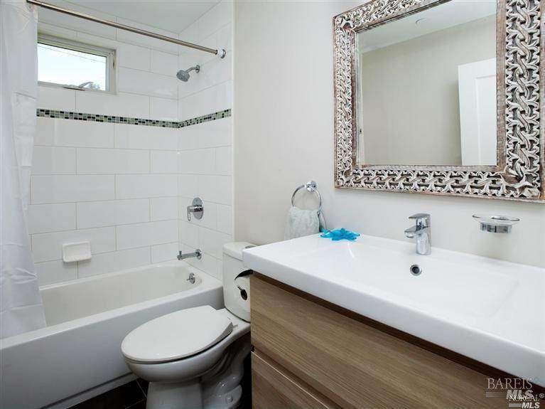 Detail Gallery Image 9 of 13 For 6 Juno Rd, Tiburon,  CA 94920 - 4 Beds | 2 Baths