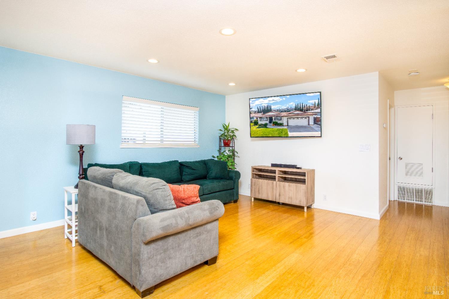 Detail Gallery Image 6 of 29 For 17 Shasta Dr, Rio Vista,  CA 94571 - 2 Beds | 1/1 Baths