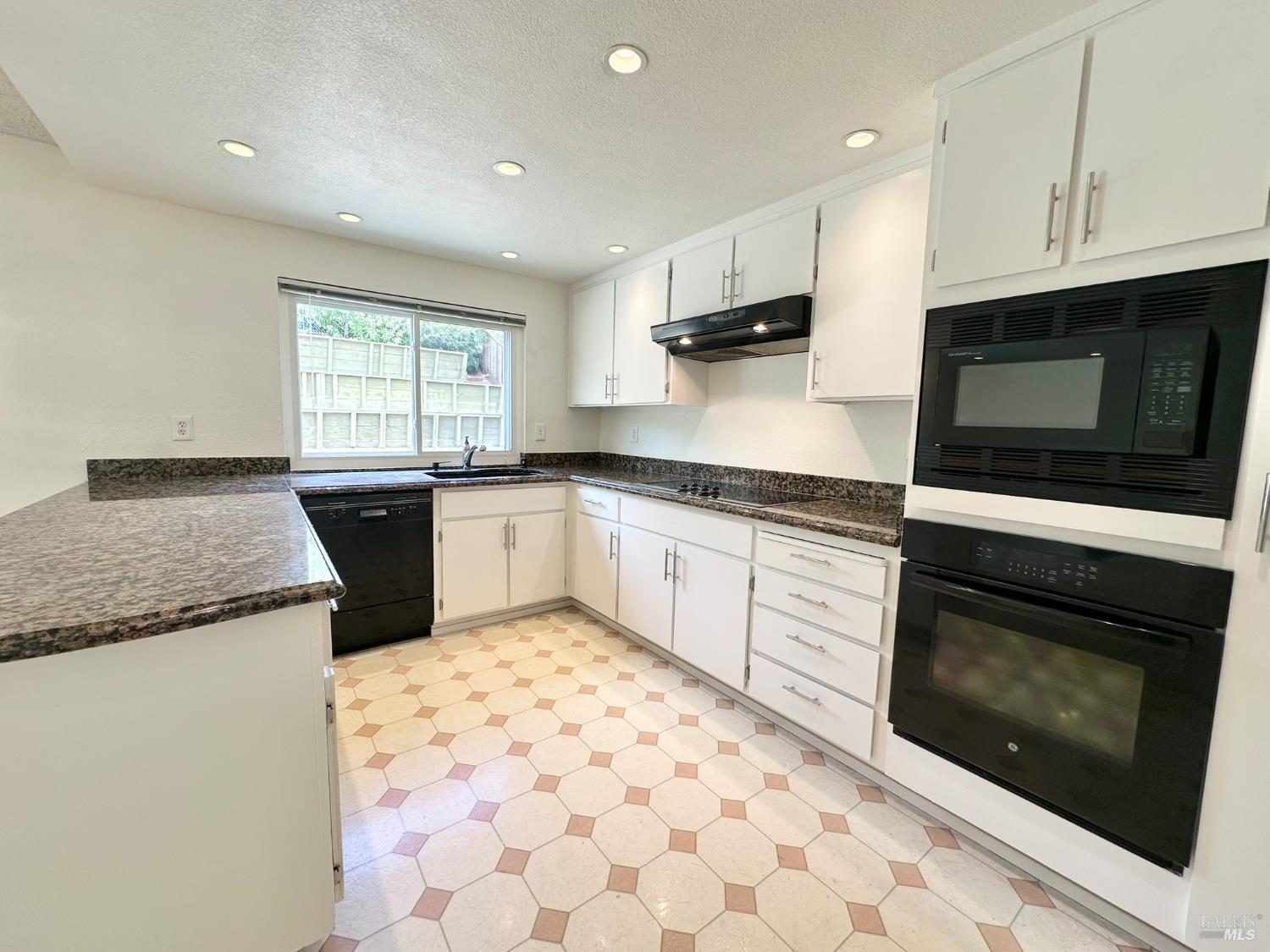 Detail Gallery Image 17 of 50 For 543 Sandy Way, Benicia,  CA 94510 - 4 Beds | 3 Baths