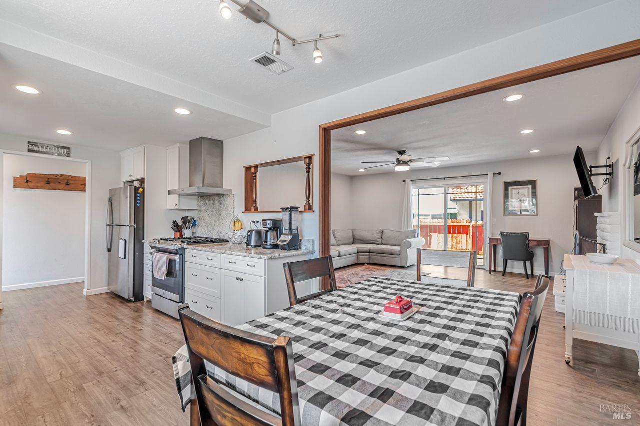 Detail Gallery Image 6 of 29 For 7840 Bernice Ct, Rohnert Park,  CA 94928 - 3 Beds | 2 Baths
