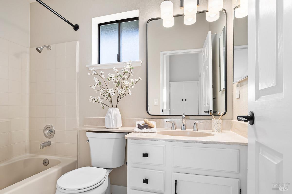 Detail Gallery Image 17 of 25 For 1592 Cerro Sonoma Cir, Petaluma,  CA 94954 - 3 Beds | 2/1 Baths