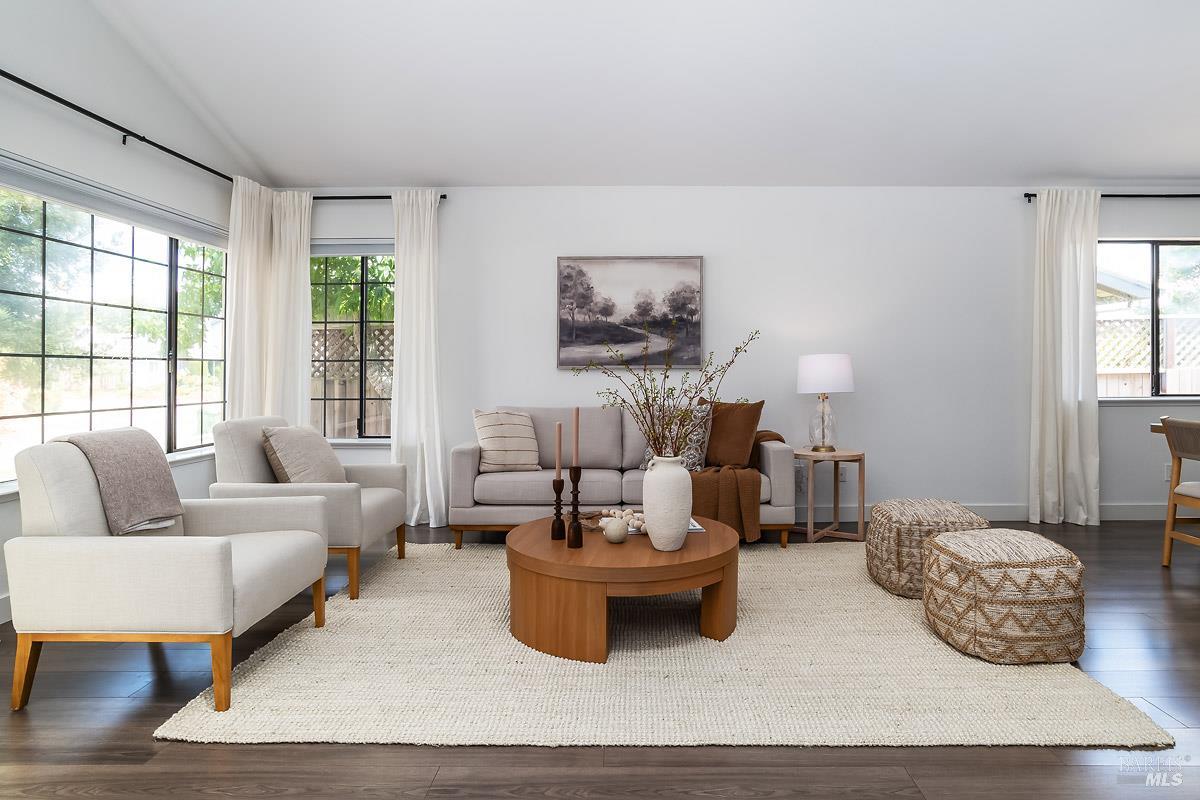 Detail Gallery Image 3 of 25 For 1592 Cerro Sonoma Cir, Petaluma,  CA 94954 - 3 Beds | 2/1 Baths