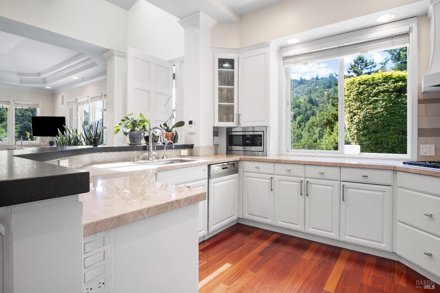 Detail Gallery Image 6 of 41 For 6 Oak Rd, Larkspur,  CA 94939 - 3 Beds | 2/1 Baths