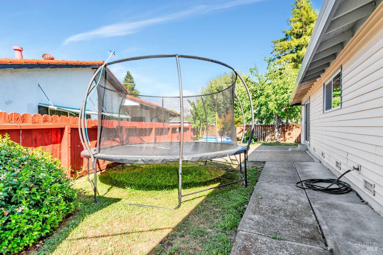 Detail Gallery Image 24 of 29 For 7840 Bernice Ct, Rohnert Park,  CA 94928 - 3 Beds | 2 Baths