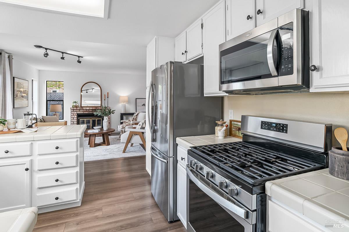 Detail Gallery Image 4 of 25 For 1592 Cerro Sonoma Cir, Petaluma,  CA 94954 - 3 Beds | 2/1 Baths
