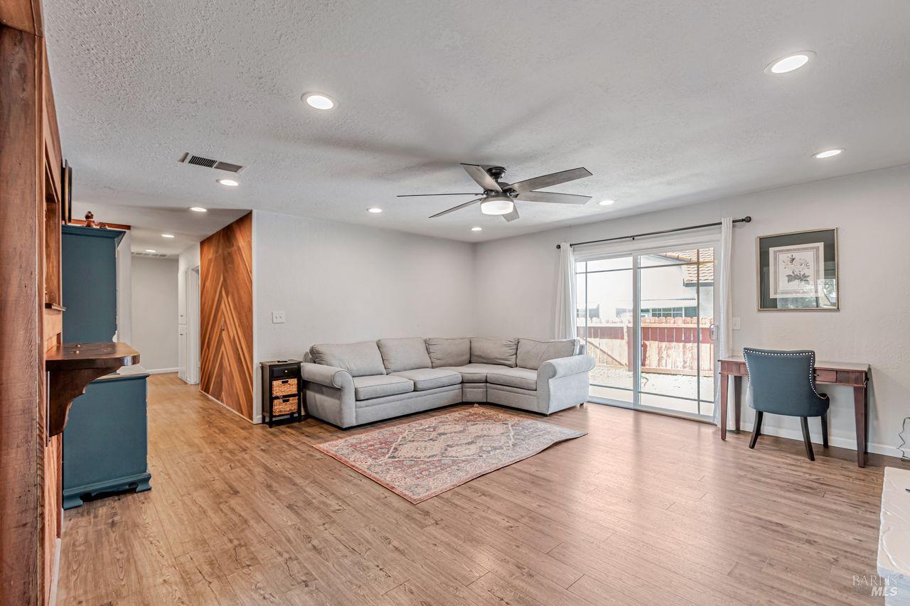 Detail Gallery Image 9 of 29 For 7840 Bernice Ct, Rohnert Park,  CA 94928 - 3 Beds | 2 Baths