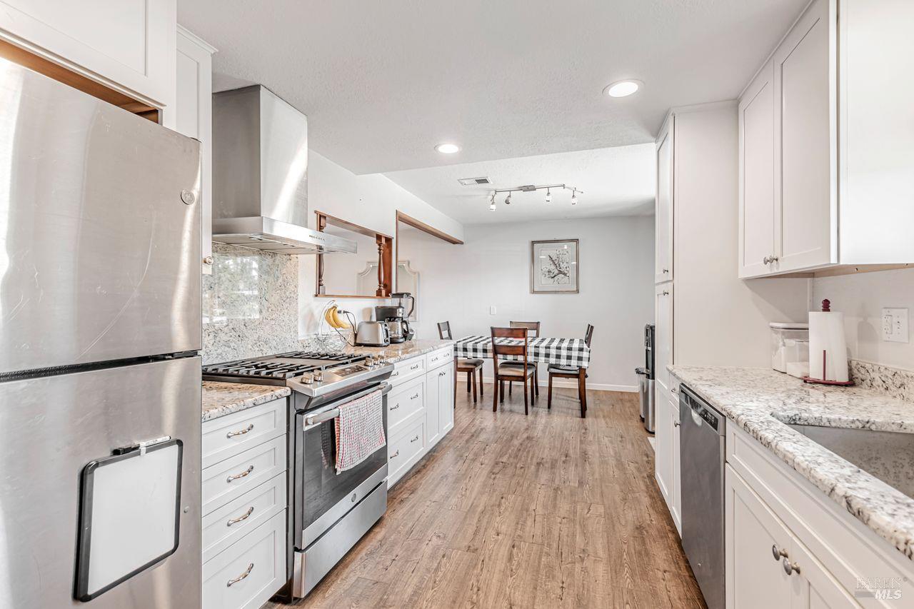 Detail Gallery Image 4 of 29 For 7840 Bernice Ct, Rohnert Park,  CA 94928 - 3 Beds | 2 Baths