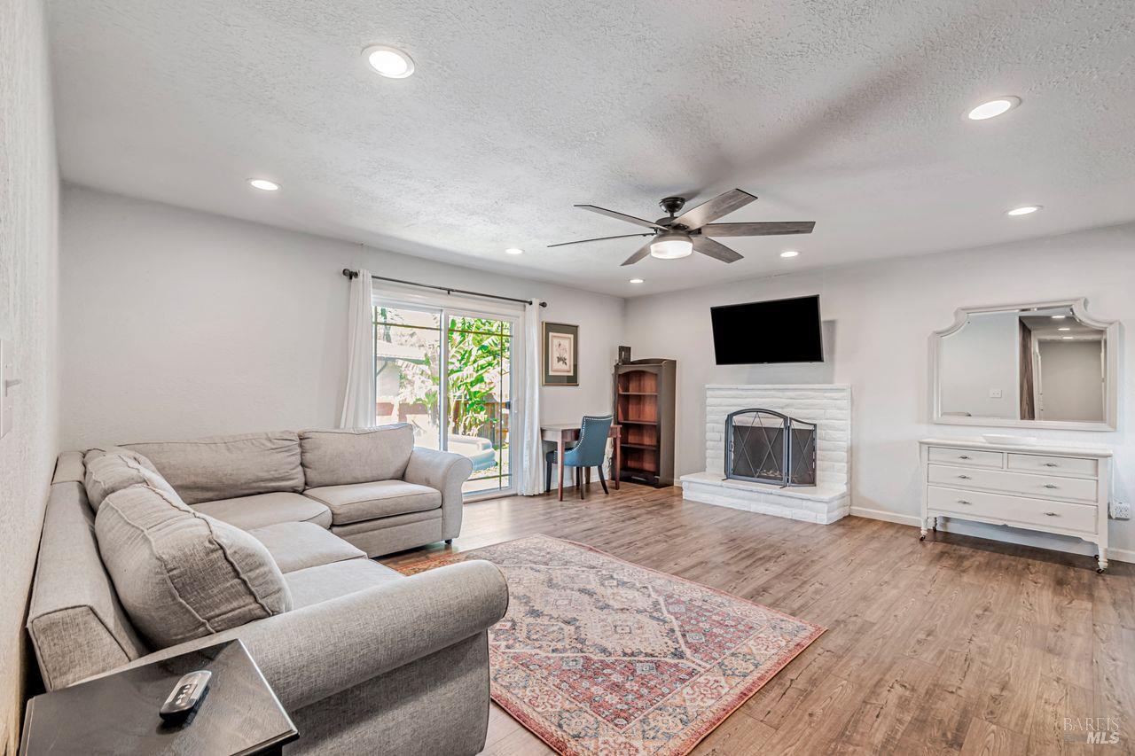 Detail Gallery Image 8 of 29 For 7840 Bernice Ct, Rohnert Park,  CA 94928 - 3 Beds | 2 Baths