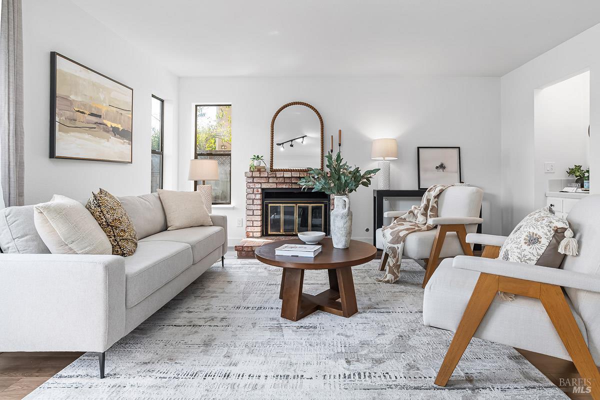 Detail Gallery Image 2 of 25 For 1592 Cerro Sonoma Cir, Petaluma,  CA 94954 - 3 Beds | 2/1 Baths