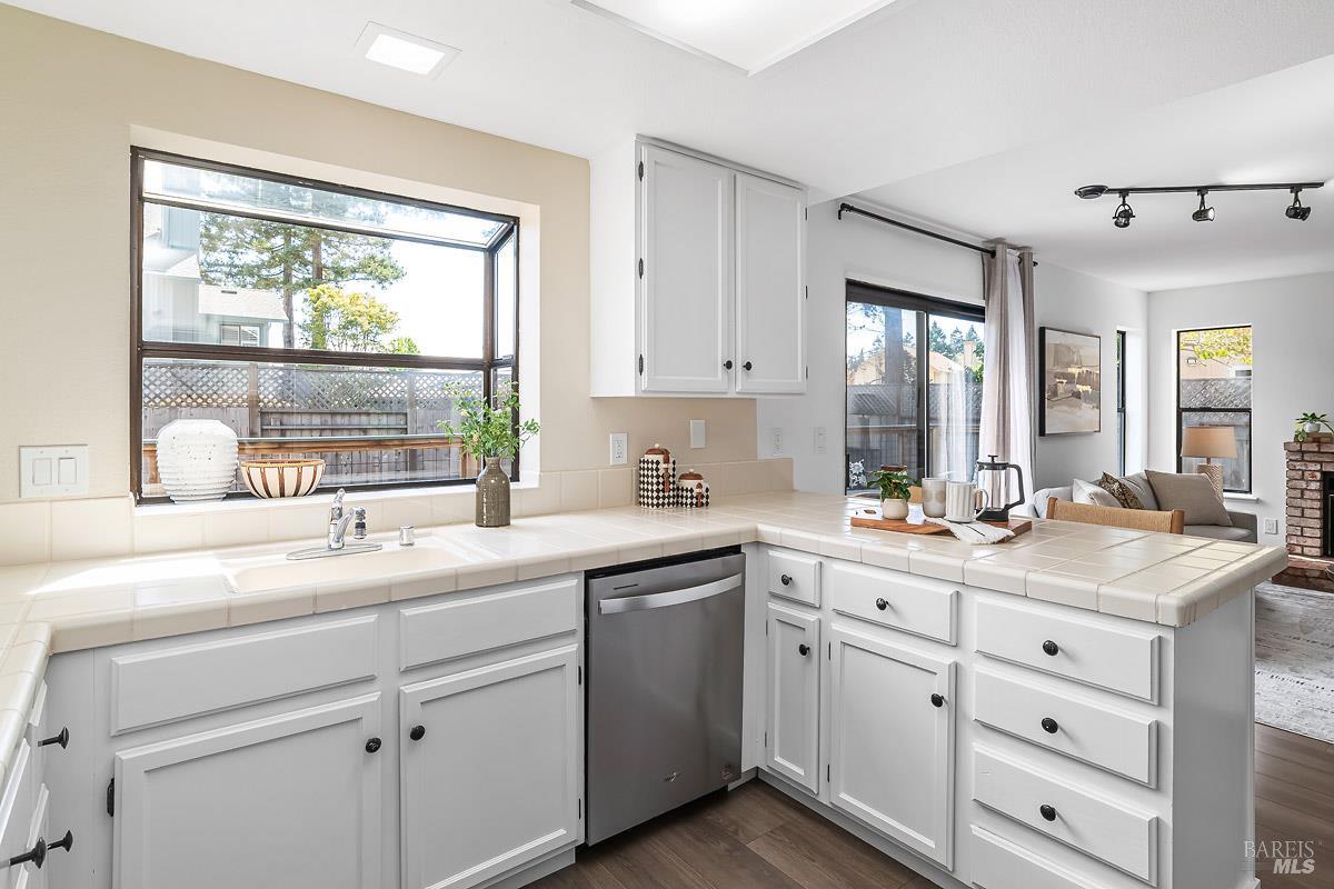 Detail Gallery Image 9 of 25 For 1592 Cerro Sonoma Cir, Petaluma,  CA 94954 - 3 Beds | 2/1 Baths