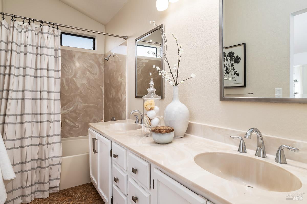 Detail Gallery Image 14 of 25 For 1592 Cerro Sonoma Cir, Petaluma,  CA 94954 - 3 Beds | 2/1 Baths