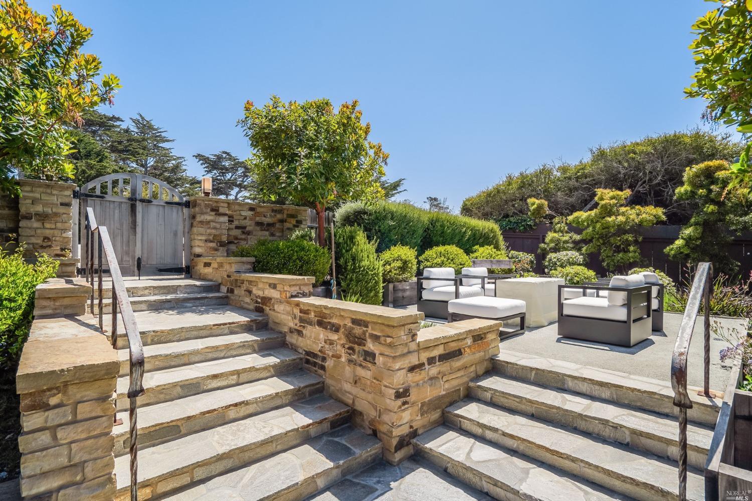 Detail Gallery Image 13 of 34 For 1016 Rodeo Rd #1,  Pebble Beach,  CA 93953 - 4 Beds | 3/1 Baths
