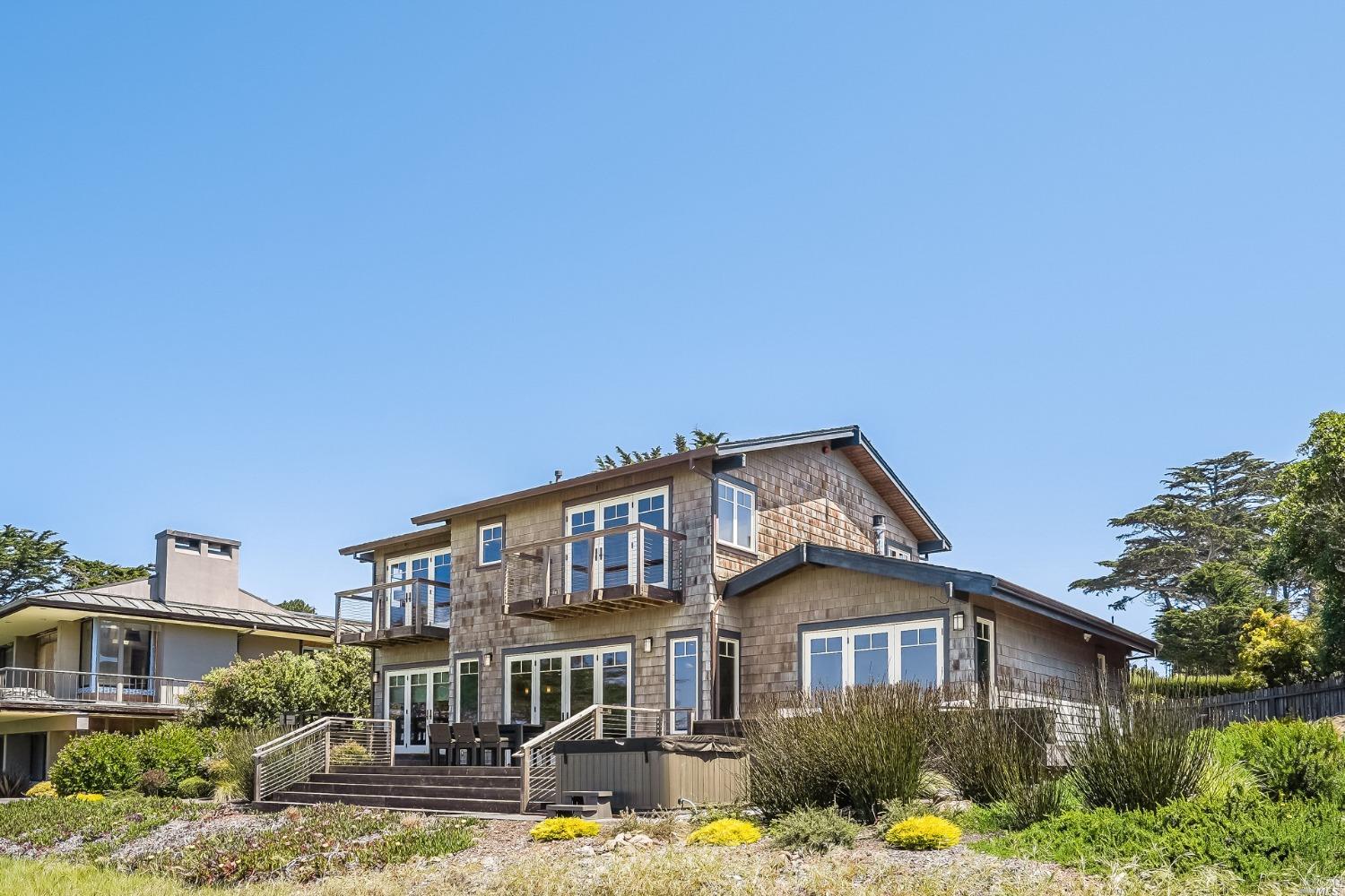 Detail Gallery Image 11 of 34 For 1016 Rodeo Rd #1,  Pebble Beach,  CA 93953 - 4 Beds | 3/1 Baths