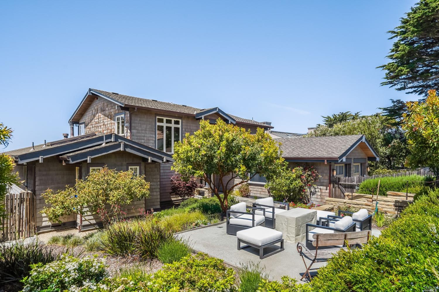 Detail Gallery Image 10 of 34 For 1016 Rodeo Rd #1,  Pebble Beach,  CA 93953 - 4 Beds | 3/1 Baths