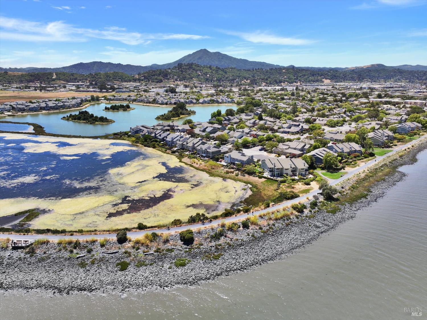 Detail Gallery Image 14 of 69 For 125 Spinnaker Point Dr, San Rafael,  CA 94901 - 2 Beds | 2 Baths