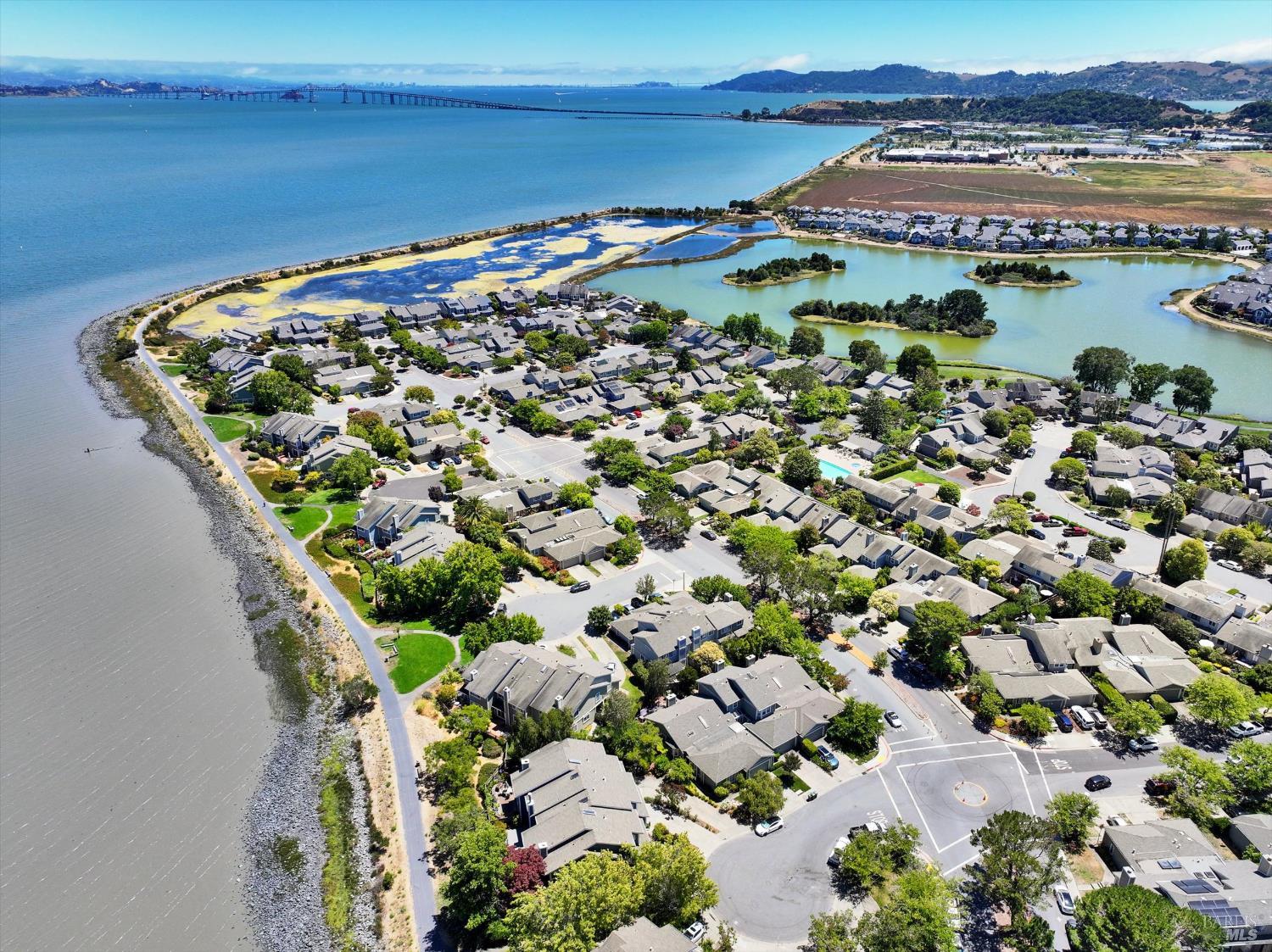 Detail Gallery Image 8 of 69 For 125 Spinnaker Point Dr, San Rafael,  CA 94901 - 2 Beds | 2 Baths