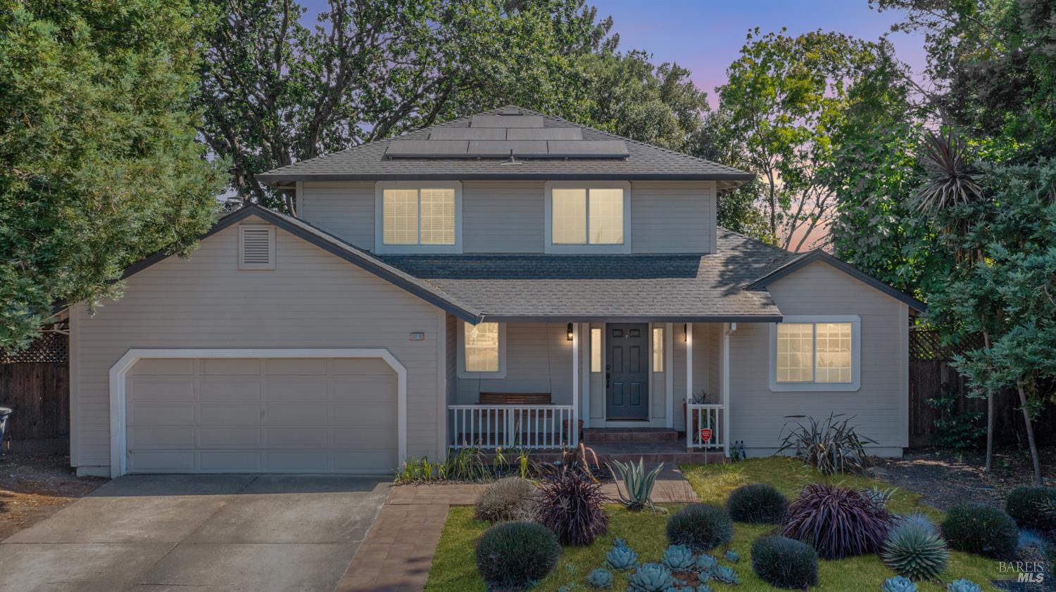 Detail Gallery Image 2 of 44 For 2318 S Hampton Cir, Santa Rosa,  CA 95401 - 4 Beds | 3 Baths
