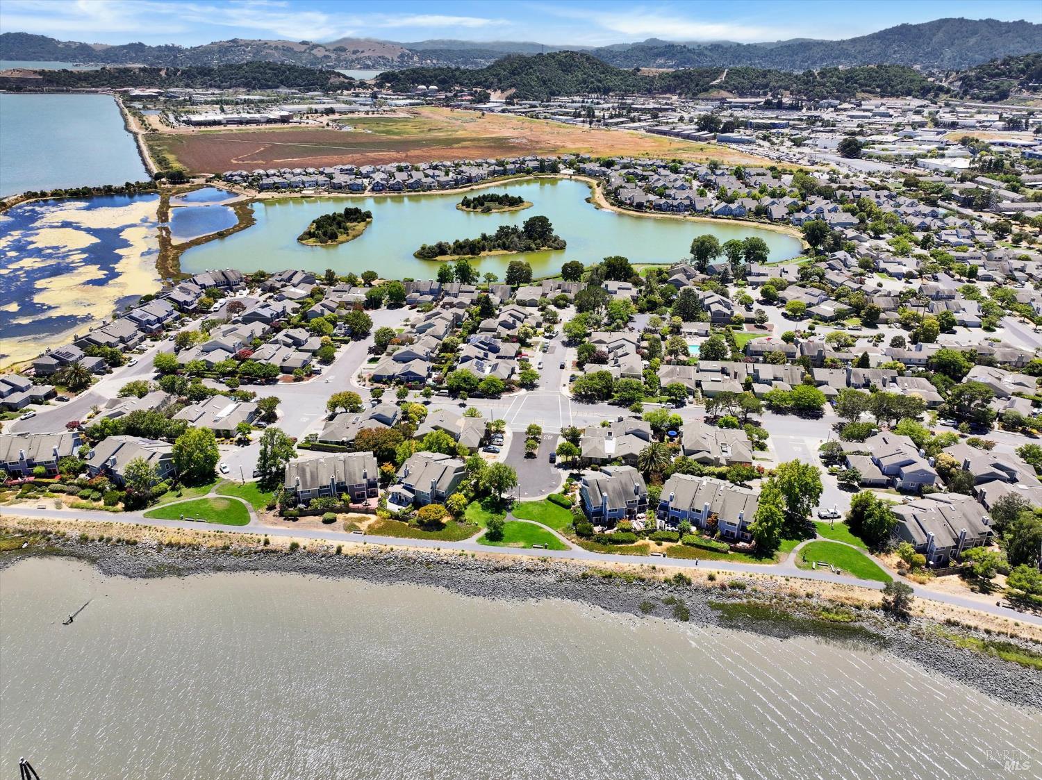 Detail Gallery Image 10 of 69 For 125 Spinnaker Point Dr, San Rafael,  CA 94901 - 2 Beds | 2 Baths