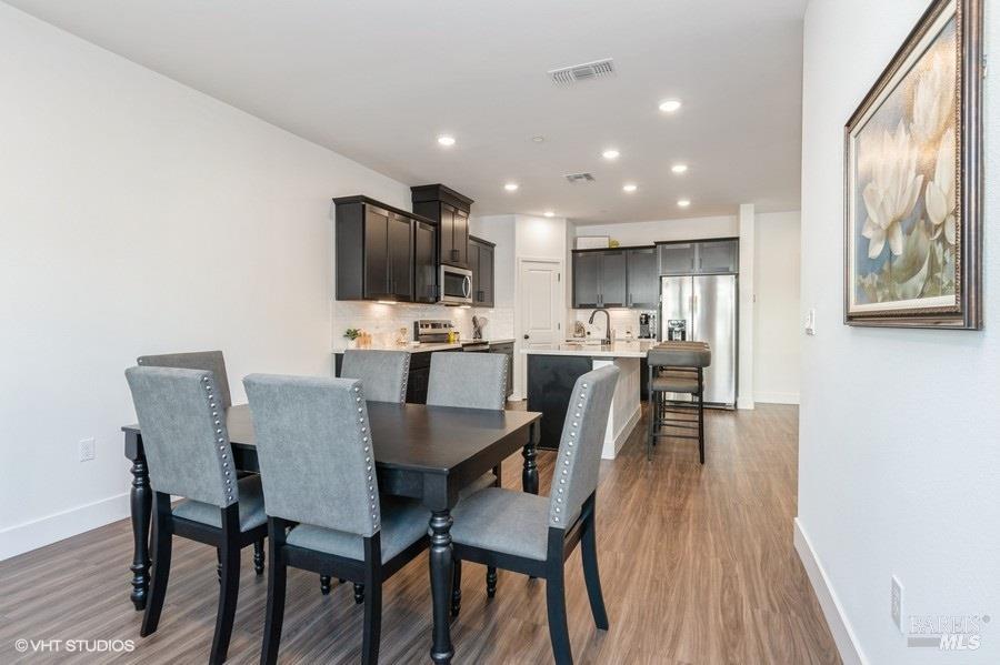 Detail Gallery Image 10 of 24 For 1546 Waterside Ln, Rohnert Park,  CA 94928 - 3 Beds | 2 Baths