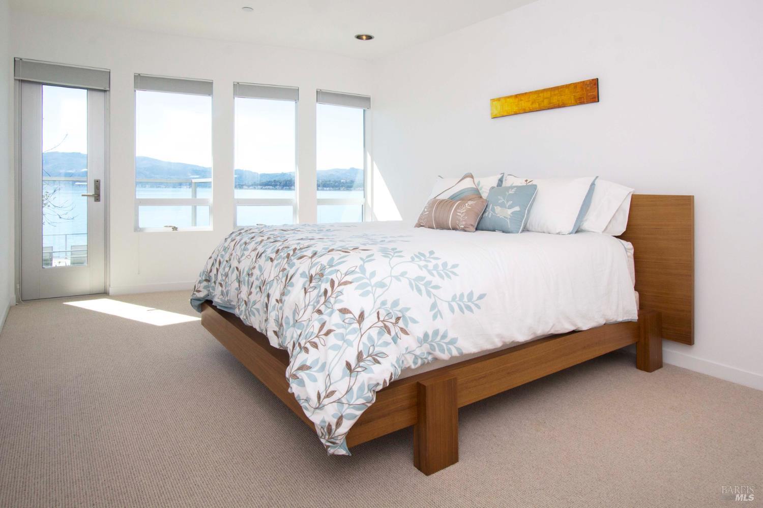 Detail Gallery Image 17 of 23 For 747 Tiburon Blvd, Tiburon,  CA 94920 - 3 Beds | 3/1 Baths