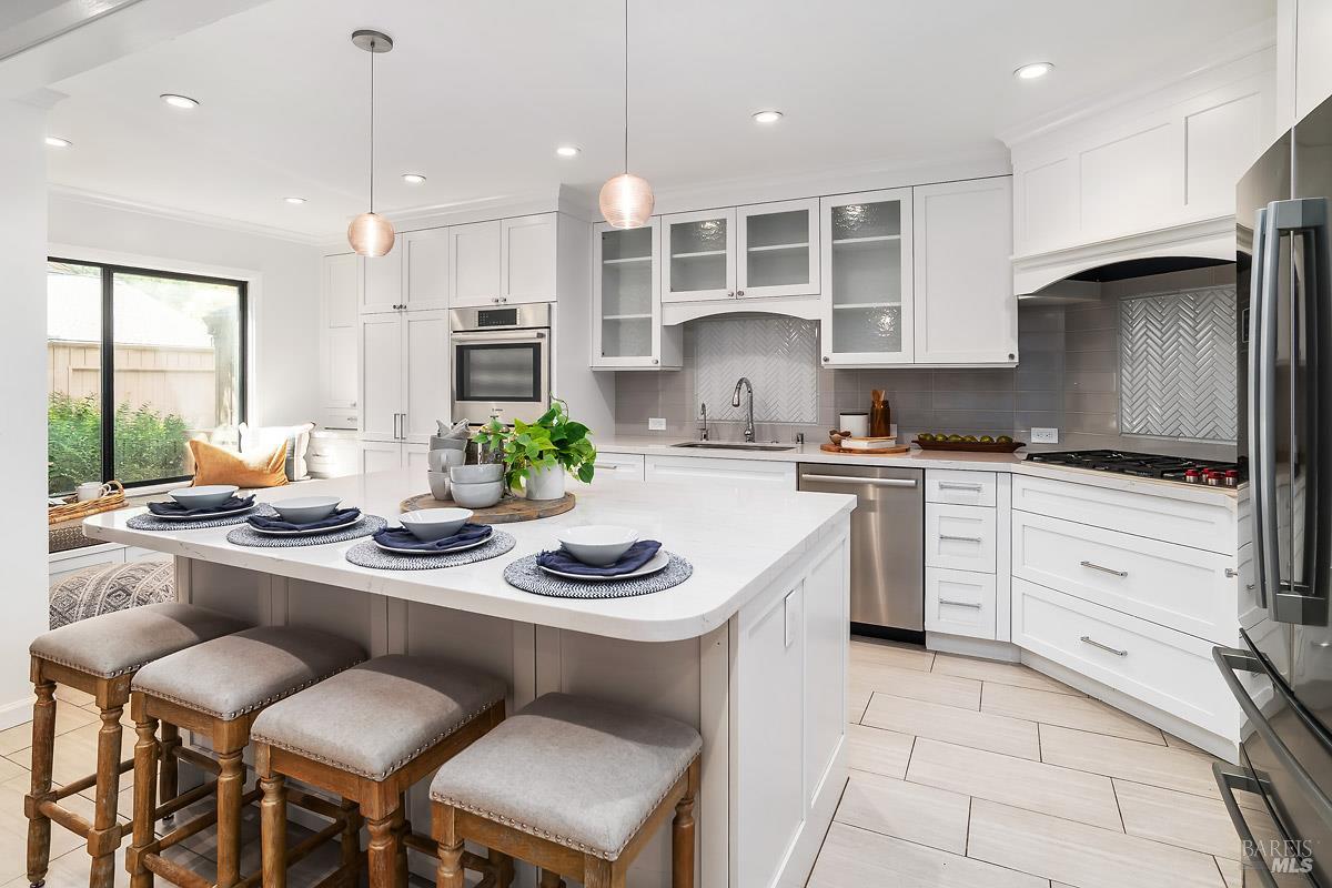 Detail Gallery Image 3 of 26 For 8 Dove Pl, Novato,  CA 94949 - 3 Beds | 2/1 Baths