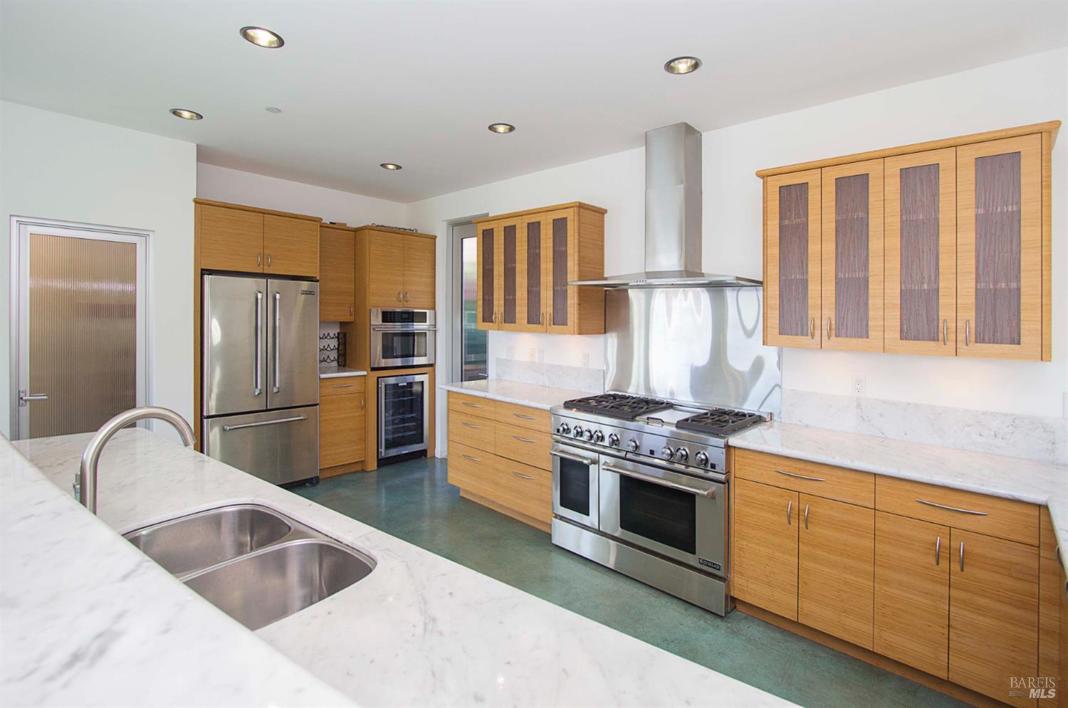 Detail Gallery Image 8 of 23 For 747 Tiburon Blvd, Tiburon,  CA 94920 - 3 Beds | 3/1 Baths