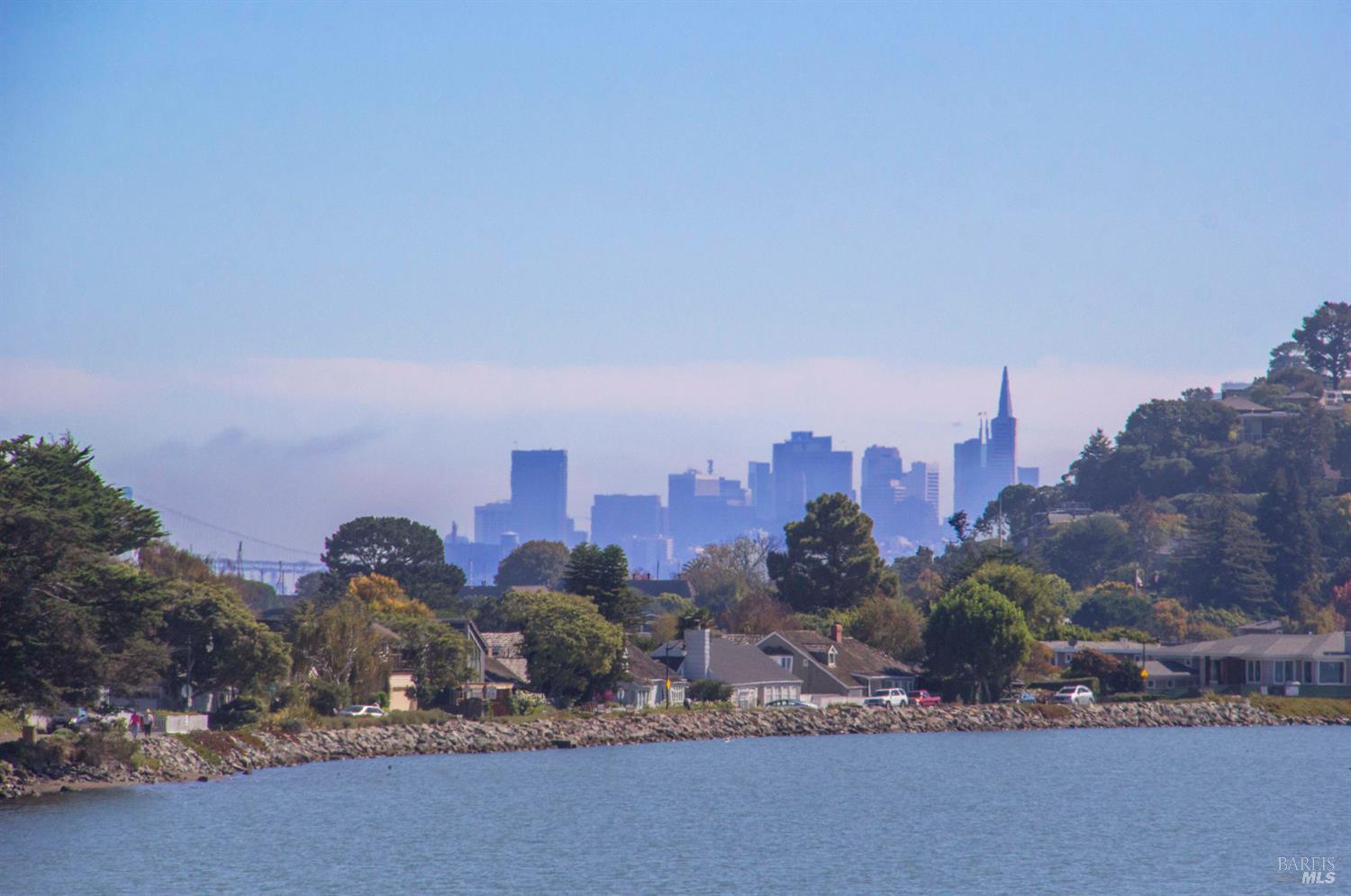 Detail Gallery Image 3 of 23 For 747 Tiburon Blvd, Tiburon,  CA 94920 - 3 Beds | 3/1 Baths