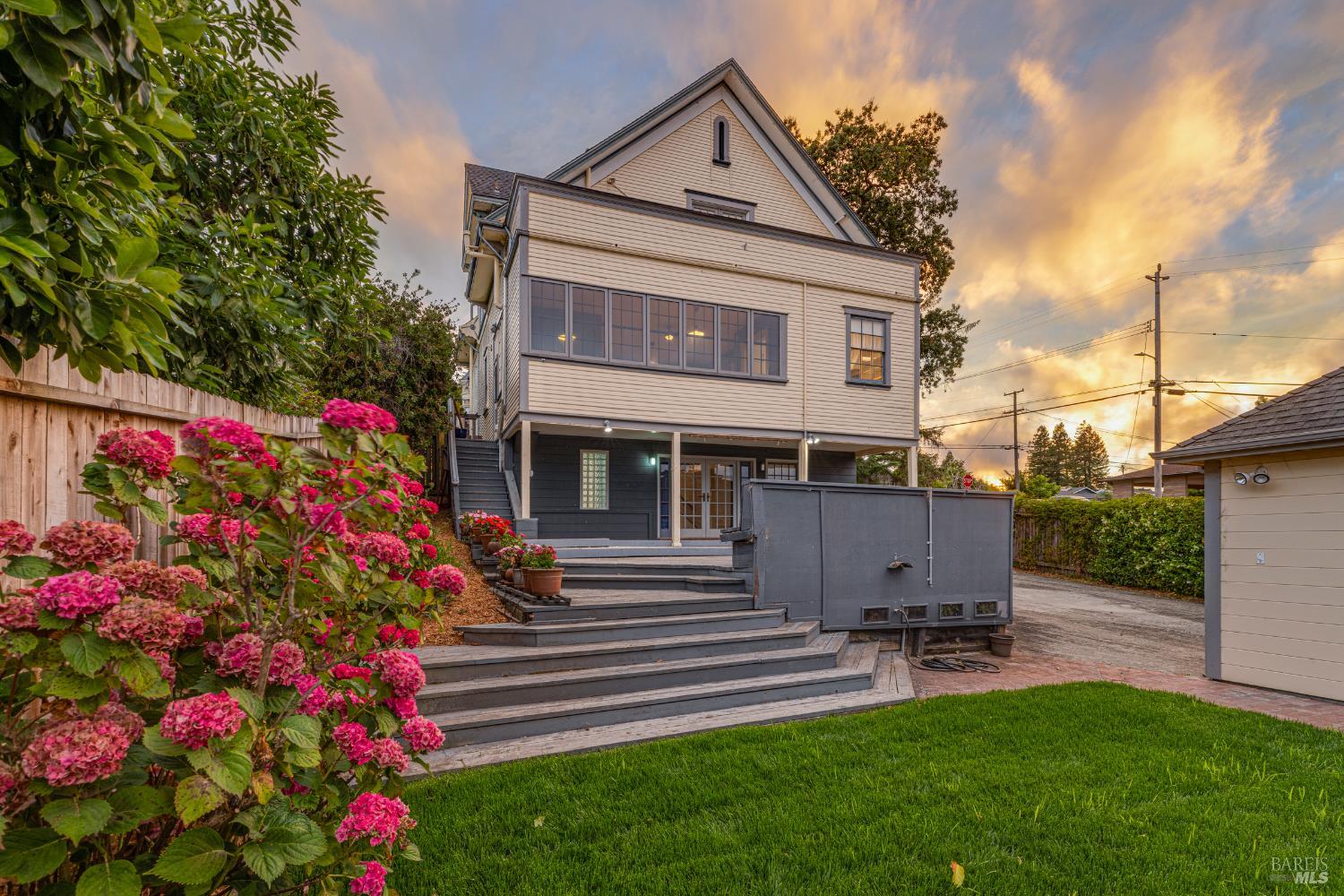 Detail Gallery Image 2 of 66 For 342 Keller St, Petaluma,  CA 94952 - 5 Beds | 3 Baths