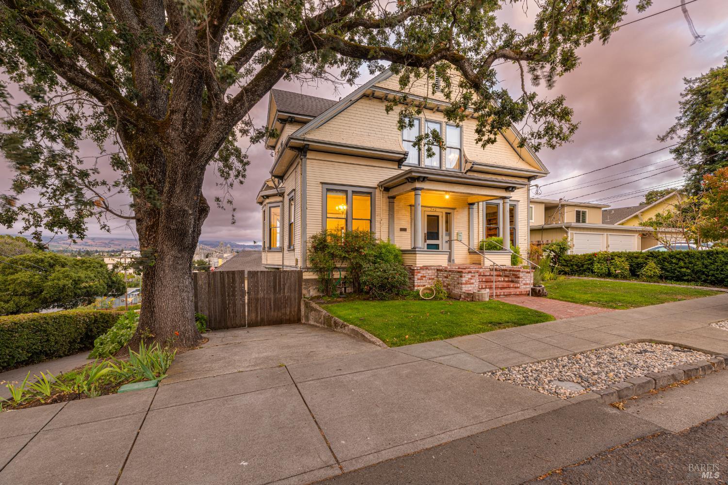 Detail Gallery Image 3 of 66 For 342 Keller St, Petaluma,  CA 94952 - 5 Beds | 3 Baths