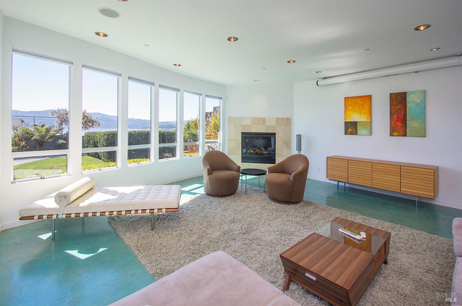 Detail Gallery Image 9 of 23 For 747 Tiburon Blvd, Tiburon,  CA 94920 - 3 Beds | 3/1 Baths
