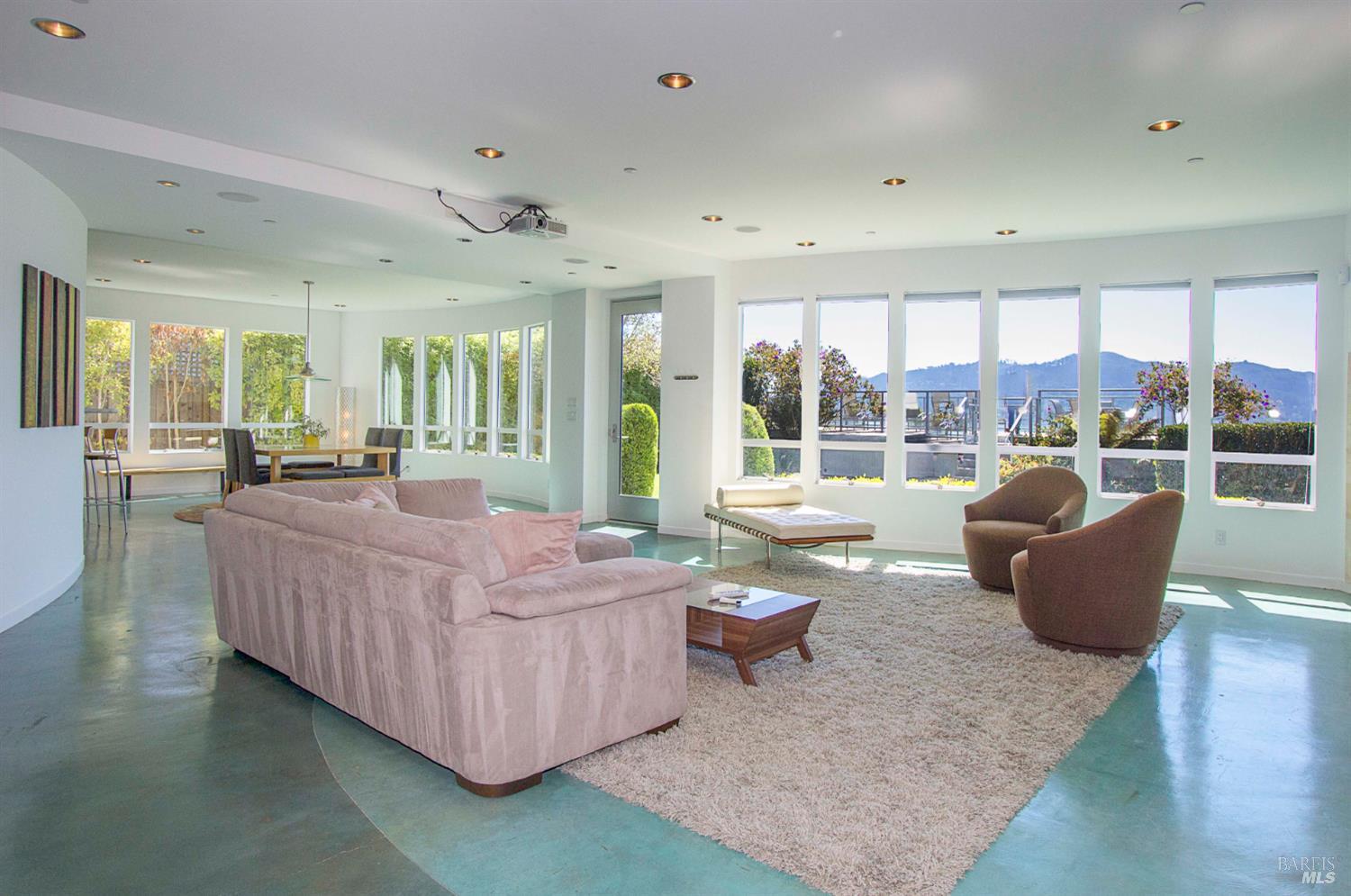 Detail Gallery Image 10 of 23 For 747 Tiburon Blvd, Tiburon,  CA 94920 - 3 Beds | 3/1 Baths