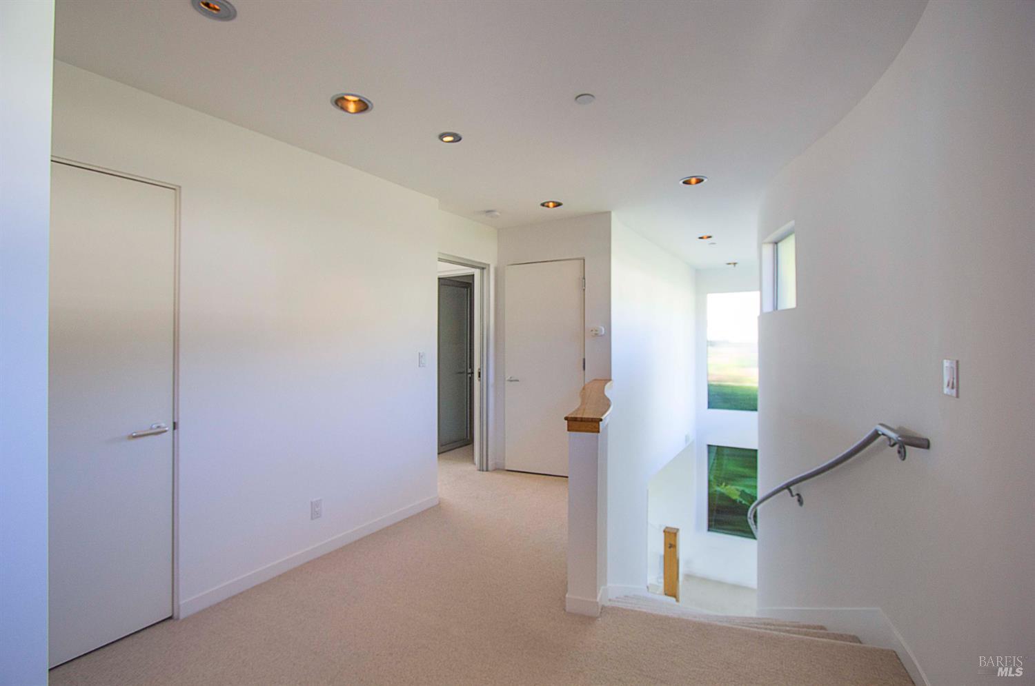 Detail Gallery Image 12 of 23 For 747 Tiburon Blvd, Tiburon,  CA 94920 - 3 Beds | 3/1 Baths