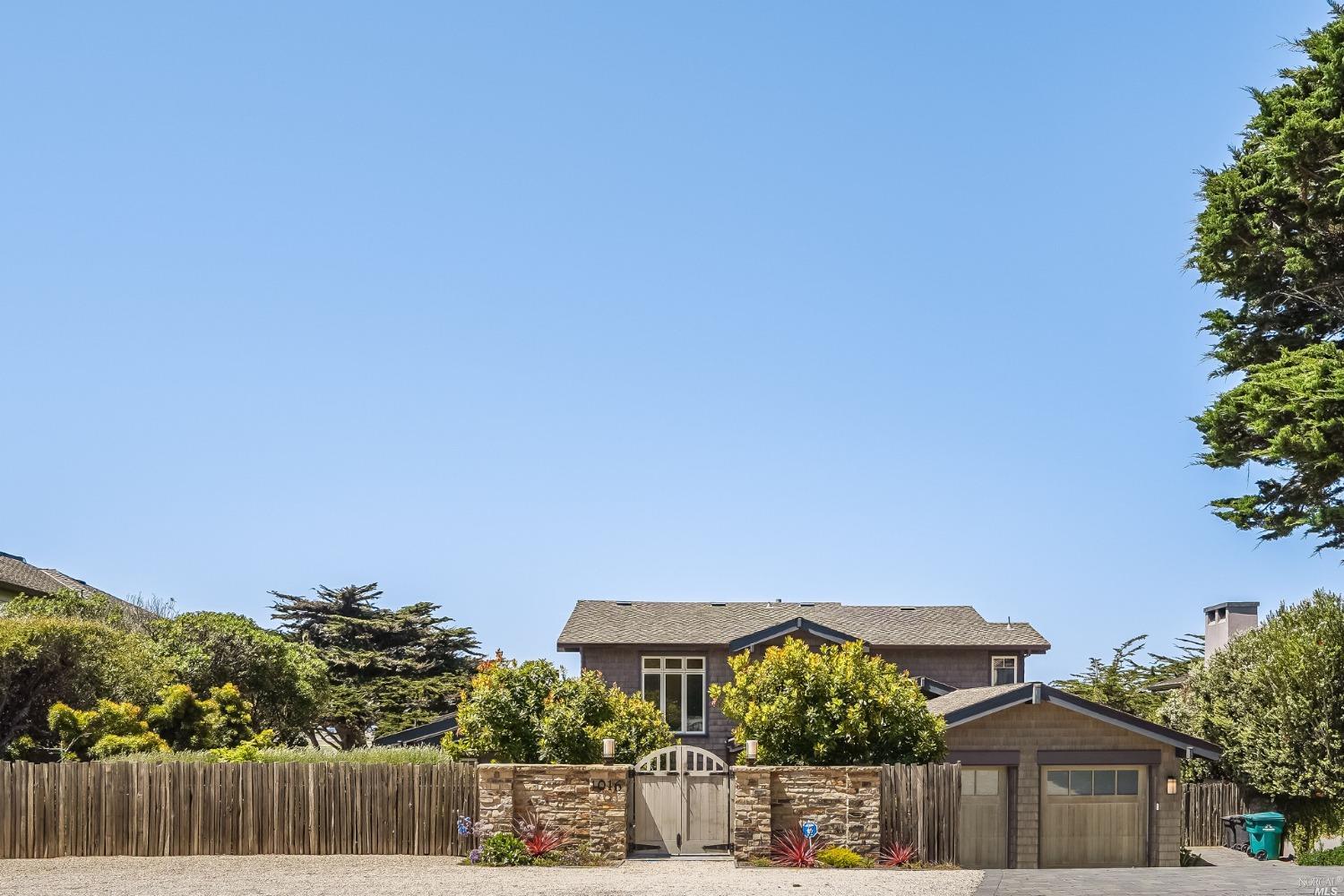 Detail Gallery Image 12 of 34 For 1016 Rodeo Rd #2,  Pebble Beach,  CA 93953 - 4 Beds | 3/1 Baths