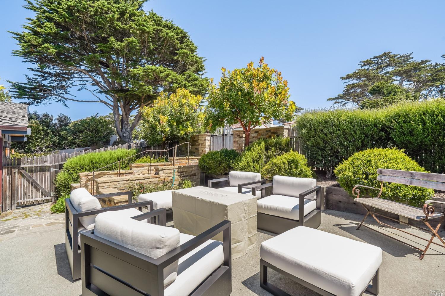 Detail Gallery Image 14 of 34 For 1016 Rodeo Rd #2,  Pebble Beach,  CA 93953 - 4 Beds | 3/1 Baths