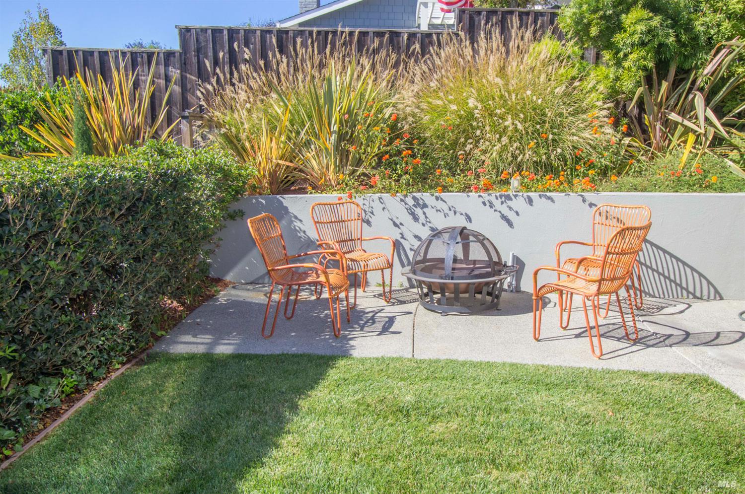 Detail Gallery Image 5 of 23 For 747 Tiburon Blvd, Tiburon,  CA 94920 - 3 Beds | 3/1 Baths