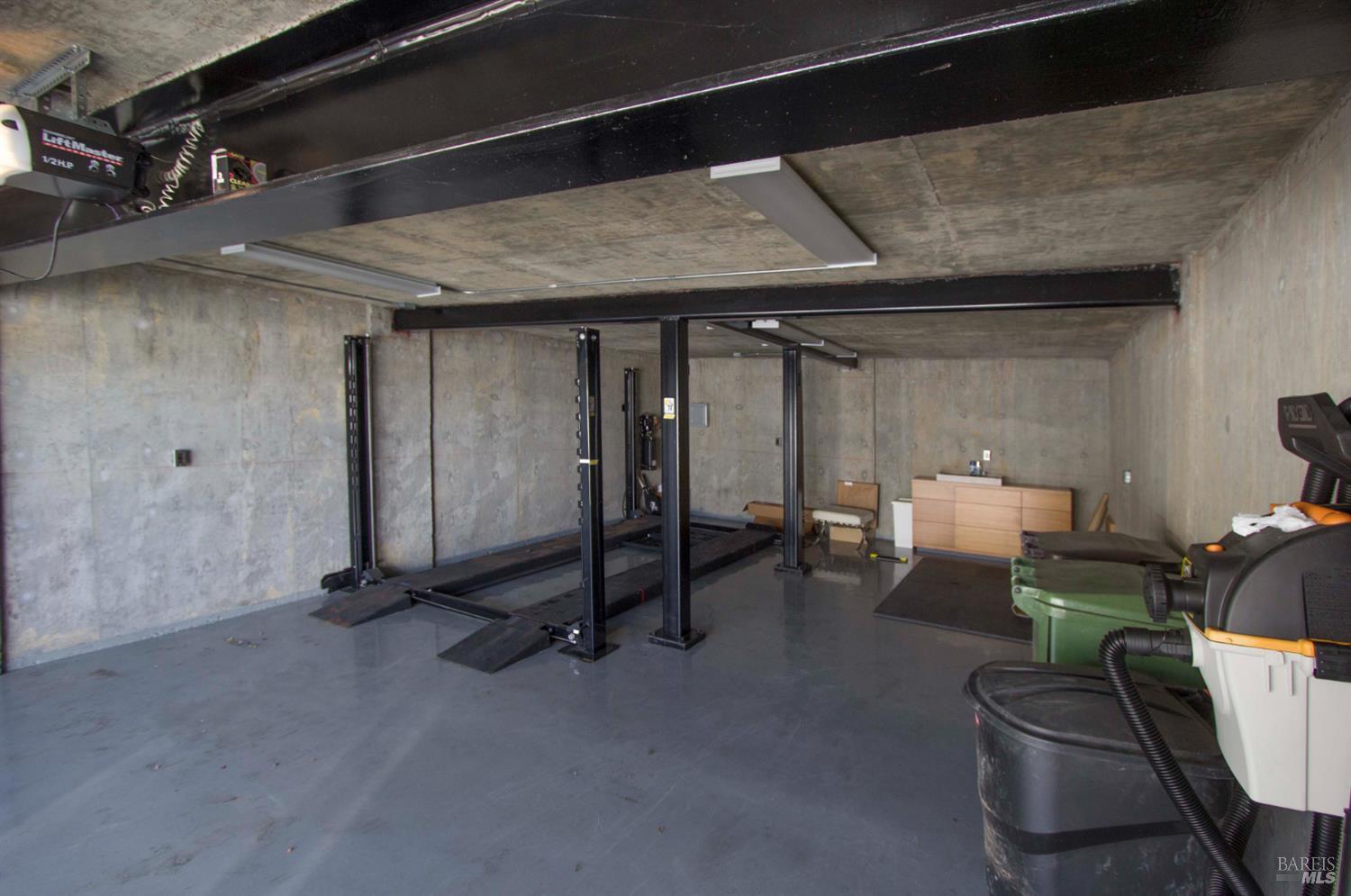 Detail Gallery Image 21 of 23 For 747 Tiburon Blvd, Tiburon,  CA 94920 - 3 Beds | 3/1 Baths